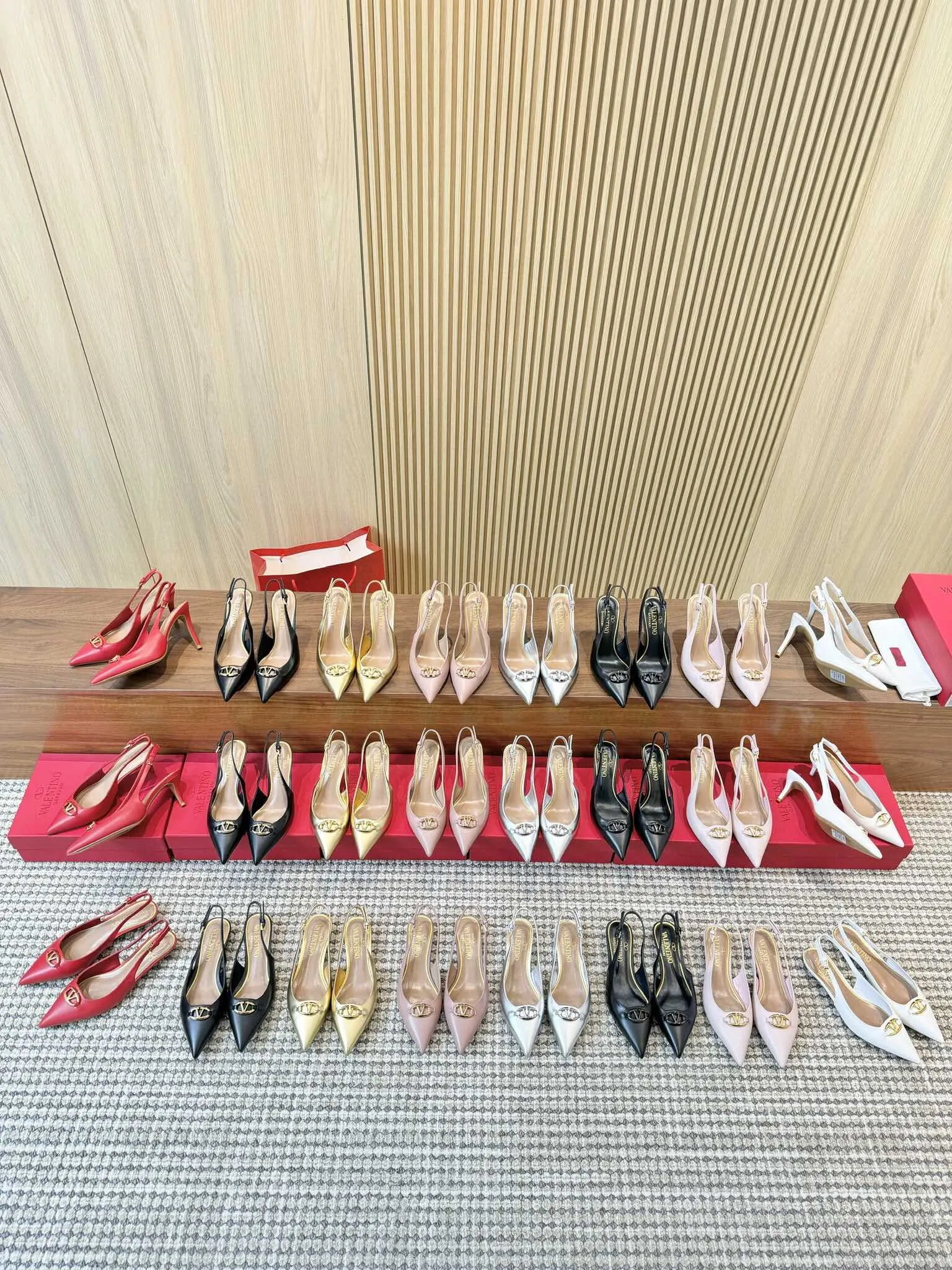 👟👟Ex-factory price 440👟👟 Genuine leather sole +40 Top version 𝑉𝐴𝐿𝐸𝑁𝑇𝐼𝑁𝑂 Valentino new spring and summer women's back hollow new sandals. The new generation of unique small "V" buckle brings out a full sense of luxury. The new season will live up to expectations! Worth buying★Absolutely high-grade❥Original method, Absolutely sensual❥Elegant style, creating a different feeling, simple and elegant style!  Code number: 35-41 (34-42 customized, non-returnable) Fabric: Imported matte cowhide Inner feet: Inner sheepskin Heel height: 3 types Heel height: 3cm➕6.5cm➕9.5cm